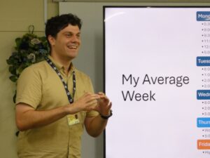お話しするMatthewさん